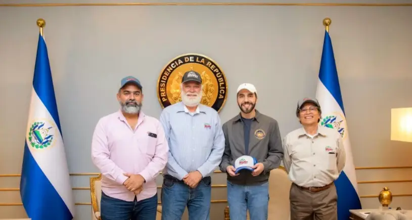 Nayib Bukele with Ernesto Cruz and members of the company ATIDER
