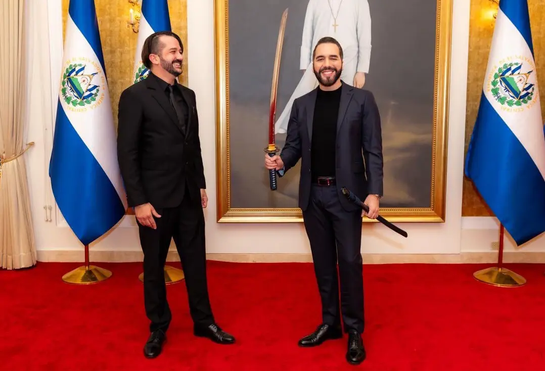 Nayib Bukele with a katana alongside Wiz from Mempool, after a dinner held with prominent bitcoiners.